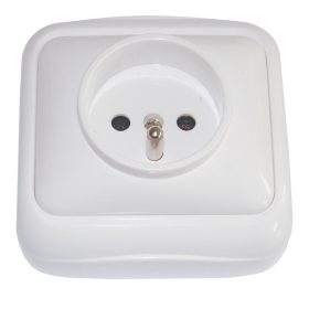 Zásuvka s ochranným kolíkom, nadomietková